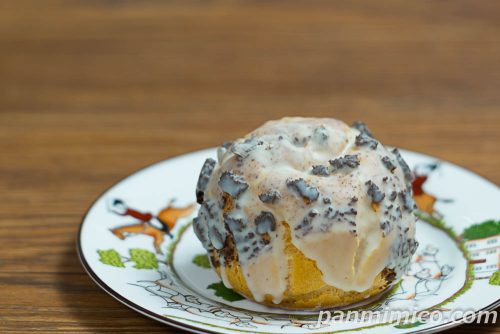 ファミマの「白いブラックサンダー　クッキー＆クリームシュー」斜めから撮った写真