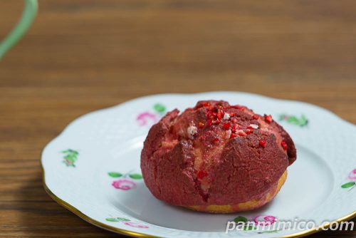 ローソンの「Uchi Café×ICHIBIKO　いちごのクッキーシュー」斜めから撮った写真