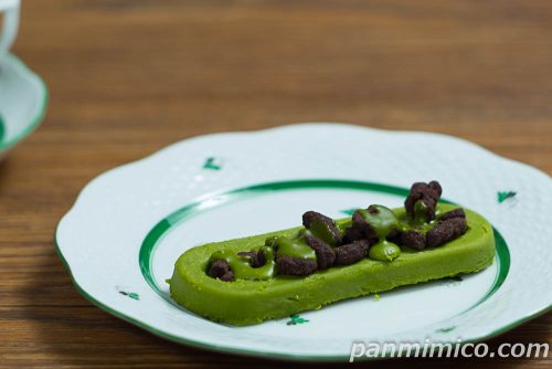 ファミマ新作「京都ブラックサンダー　宇治抹茶のガトーショコラ」斜めから撮った写真