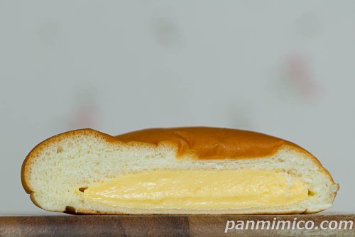 ローソン「もっともれそうなメガクリームパン」断面の写真