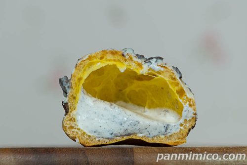 ファミマの「白いブラックサンダー　クッキー＆クリームシュー」断面の写真