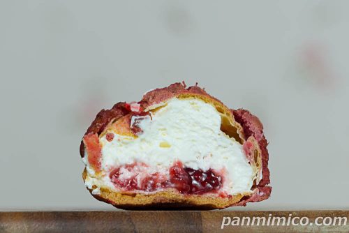 ローソンの「Uchi Café×ICHIBIKO　いちごのクッキーシュー」断面の写真