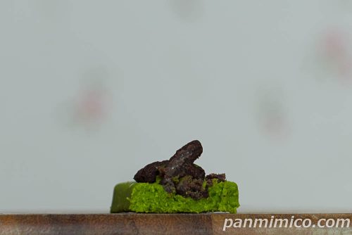 ファミマ新作「京都ブラックサンダー　宇治抹茶のガトーショコラ」断面の写真