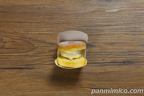 ファミマの新作「バタームースサンド」上から撮った写真