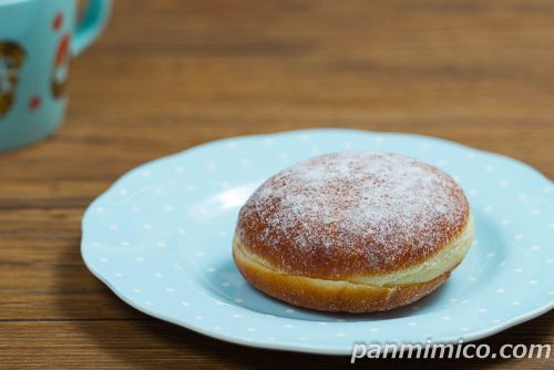 セブンイレブン「生ドーナツ　ホイップ＆ももジャム」斜めから撮った写真