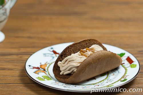 ファミマの「イタリア栗のオムレット」斜めから撮った写真