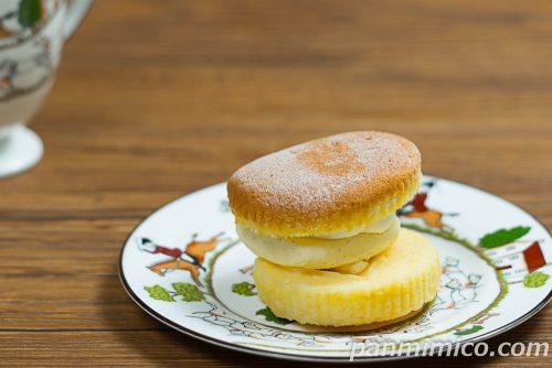 ファミマの新作「バタームースサンド」斜めから撮った写真