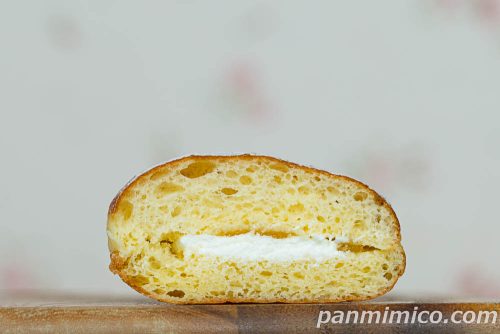 セブンイレブン「生ドーナツ　ホイップ＆ももジャム」断面の写真