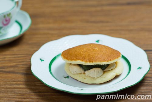 春どら（つぶあん入りよもぎ団子＆きなこホイップ）【ヤマザキ】斜めから撮った写真
