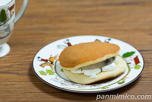生どら（まるごと豆大福＆ミルクホイップ）【ヤマザキ】斜めから撮った写真