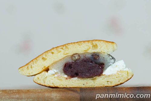 生どら（まるごと豆大福＆ミルクホイップ）【ヤマザキ】断面の写真