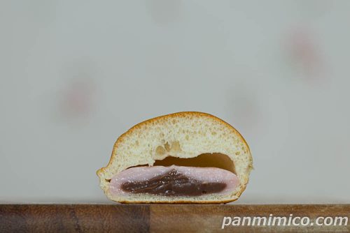 薄皮いちごチョコクリームパン（4個入）【ヤマザキ】断面の写真