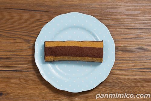 ファミリーマート「島トレ 丸太チョコロールケーキ」上から撮った写真