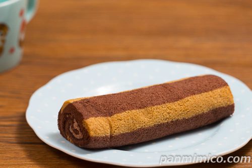 ファミリーマート「島トレ 丸太チョコロールケーキ」斜めから撮った写真