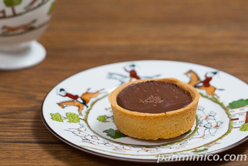 ピエール・エルメ アンソロジー監修 ザ・タルト チョコレート&コーヒー【ファミリーマート】斜めから撮った写真