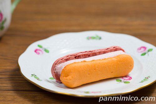ファミマ限定「ピエール・エルメ アンソロジー監修　マカロンサンド　イチゴ＆バニラ」斜めから撮った写真