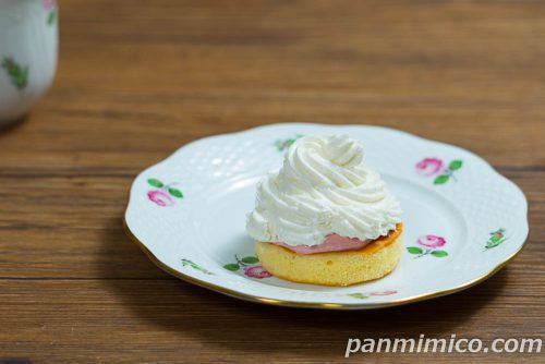 ローソン新作「Uchi Café×ICHIBIKO　いちごケーキ」斜めから撮った写真