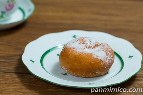 もちっと抹茶ドーナツ【Pasco】斜めから撮った写真