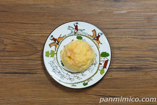 ファミマ×八天堂の新作「冷やして食べるくりーむメロンパン　カスタードプリン風」上から撮った写真