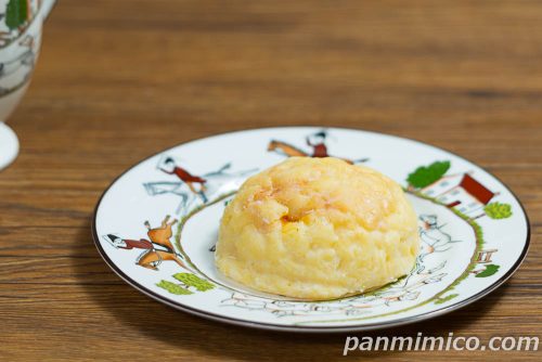 ファミマ×八天堂の新作「冷やして食べるくりーむメロンパン　カスタードプリン風」斜めから撮った写真