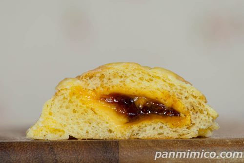 ファミマ×八天堂の新作「冷やして食べるくりーむメロンパン　カスタードプリン風」断面の写真