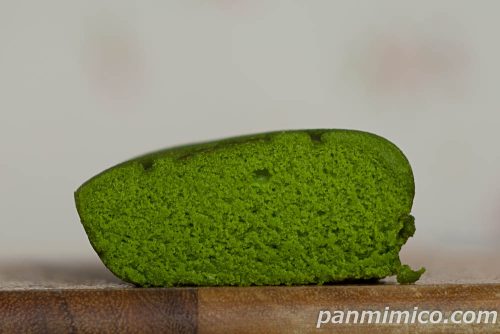 宇治抹茶蒸しケーキ【ヤマザキ】断面の写真