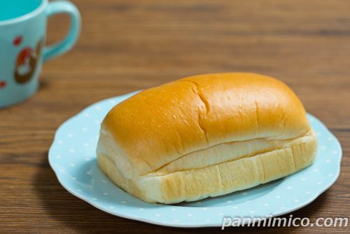セブン新作「牛乳仕込みの牛乳パン」斜めから撮った写真