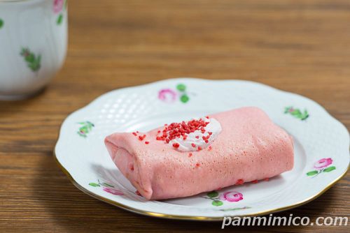 ローソン新作「いちごショートケーキのクレープ」斜めから撮った写真