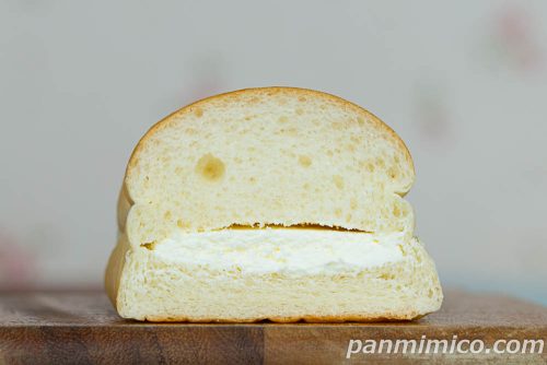 セブン新作「牛乳仕込みの牛乳パン」断面の写真