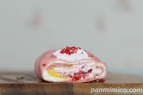 ローソン新作「いちごショートケーキのクレープ」断面の写真