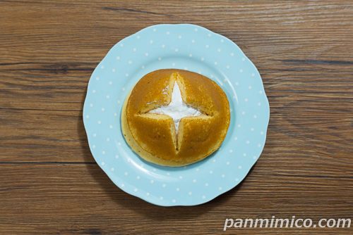 セブン新作「北海道牛乳のたっぷりホイップパンケーキ」上から撮った写真