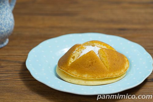 セブン新作「北海道牛乳のたっぷりホイップパンケーキ」斜めから撮った写真
