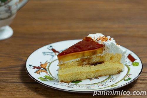 ローソン新作「なめらかプリンのショートケーキ」斜めから撮った写真