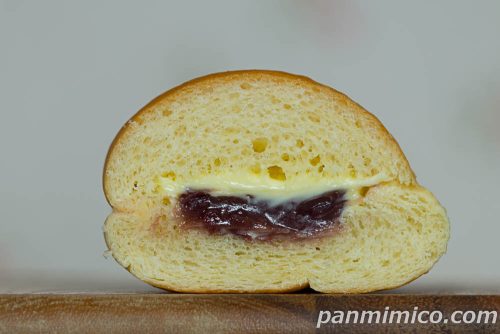 ファミマ新作「生コッペパン(つぶあん&マーガリン)」断面の写真