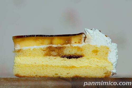ローソン新作「なめらかプリンのショートケーキ」断面の写真