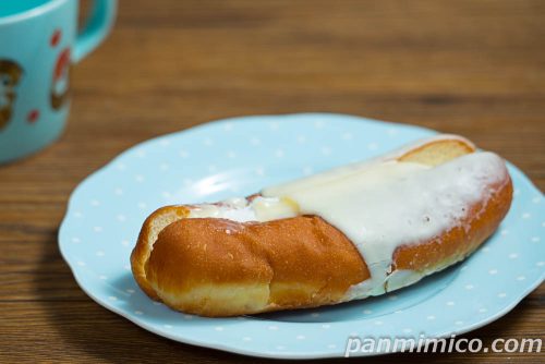 ヤマザキ新作「生ドーナツ(牛乳ホイップ&練乳クリーム)」斜めから撮った写真