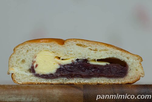 ヤマザキの「あんこが主役　あんバターぱん」断面の写真