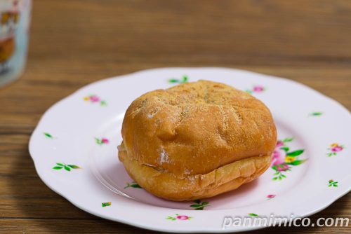 ヤマザキ「和ドーナツ（みたらし＆ホイップ） 湯浅醬油」斜めから撮った写真