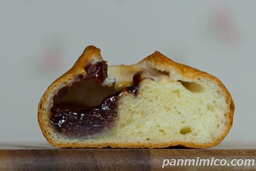 みたらし餅フランスパン（つぶあん） 湯浅醬油【ヤマザキ】断面の写真