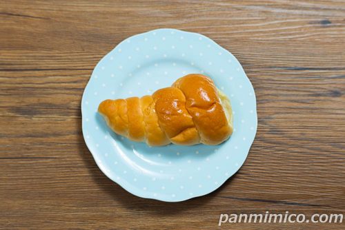 ヤマザキ「生コロネ(牛乳ホイップ&牛乳入りカスタード)」上から撮った写真