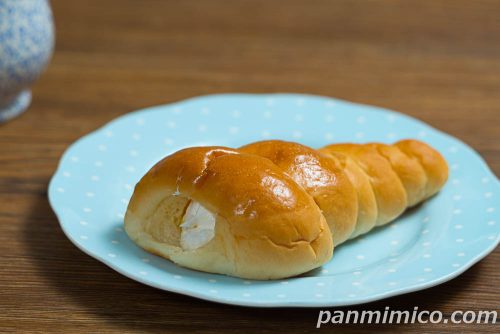 ヤマザキ「生コロネ(牛乳ホイップ&牛乳入りカスタード)」斜めから撮った写真