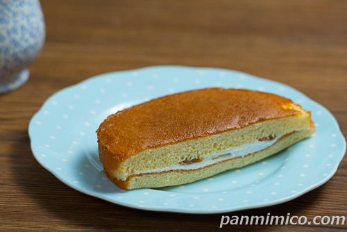 ヤマザキ「生サンドケーキ（牛乳ホイップ＆キャラメルクリーム）」斜めから撮った写真