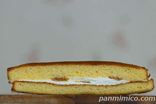 ヤマザキ「生サンドケーキ（牛乳ホイップ＆キャラメルクリーム）」断面の写真