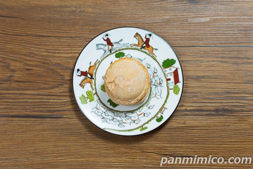 ふんわり生ブッセ（濃厚ラムレーズン入りクリーム）【ヤマザキ】上から撮った写真