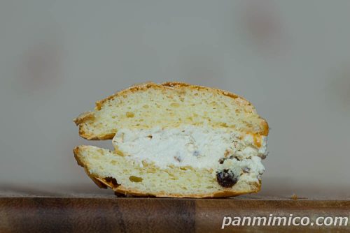 ふんわり生ブッセ（濃厚ラムレーズン入りクリーム）【ヤマザキ】断面の写真