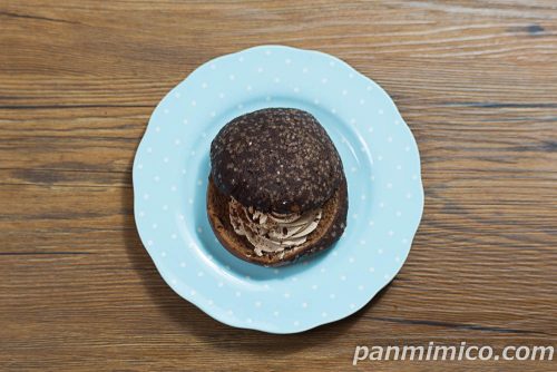 セブン新作「たっぷりチョコホイップメロンパン」上から撮った写真
