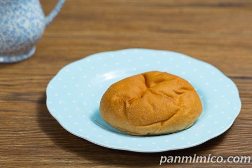 ファミマ「も～っちり食感ホイップあんぱん」斜めから撮った写真