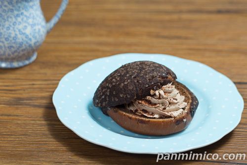 セブン新作「たっぷりチョコホイップメロンパン」斜めから撮った写真