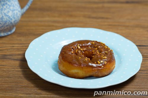 ファミマ新作「も~っちり食感キャラメルドーナツ」斜めから撮った写真