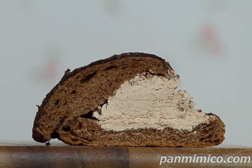 セブン新作「たっぷりチョコホイップメロンパン」断面の写真